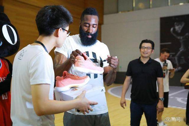 费德勒赛事官方发布关键助攻新规，勇士争议不断！的简单介绍